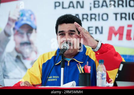 Bildnummer: 60689064 Datum: 07.11.2013 Copyright: imago/Xinhua MIRANDA, 7 novembre 2013 (Xinhua) - immagine fornita dalla presidenza venezuelana mostra il presidente venezuelano Nicolas Maduro che tiene un discorso durante la presentazione di Barrio Nuevo, Barrio Tricolor Plan, a Petare, Stato Miranda, Venezuela, il 7 novembre 2013. (Presidenza Xinhua/Venezuela) VENEZUELA-CARACAS-POLITICS-MADURO PUBLICATIONxNOTxINxCHN People Politik xdp x0x 2013 quer premiumd 60689064 Data 07 11 2013 Copyright Imago XINHUA Miranda Nov 7 2013 XINHUA immagine fornita dalla presidenza venezuelana mostra il presidente venezuelano Nico Foto Stock