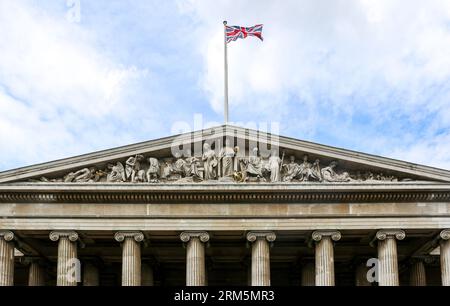 Londra, Inghilterra, Regno Unito - 12 agosto 2023: Veduta della British Union Jack Flag che vola sopra l'edificio del British Museum presso l'entrata principale Foto Stock