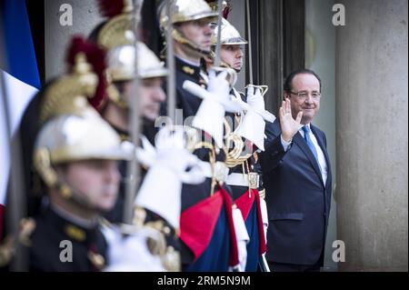Bildnummer: 60691422 Datum: 08.11.2013 Copyright: imago/Xinhua (131108) -- PARIGI, 8 novembre 2013 (Xinhua) -- il presidente francese Francois Hollande (1st R) saluta i fotografi all'Elysee Palace di Parigi, in Francia, 8 novembre 2013. (Xinhua/Etienne Laurent)(hy) FRANCIA-POLITICA-ECONOMIA PUBLICATIONxNOTxINxCHN People Politik premiumd x0x xmb 2013 quer 60691422 Data 08 11 2013 Copyright Imago XINHUA Paris Nov 8 2013 XINHUA Presidente francese Francois Hollande i r saluta i fotografi AL Palazzo Elysee di Parigi Francia Nov 8 2013 XINHUA Etienne Laurent Hy Francia POLITICA economia PUBLICAT Foto Stock