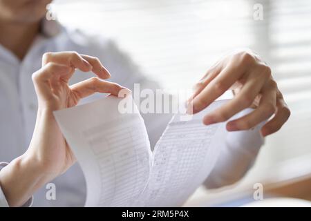 Un uomo d'affari asiatico che rompe il contratto Foto Stock