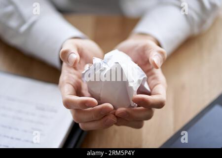 Un uomo d'affari asiatico che rompe il contratto Foto Stock