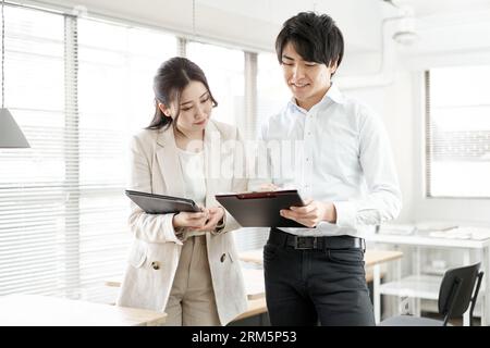 Un uomo d'affari asiatico che rompe il contratto Foto Stock