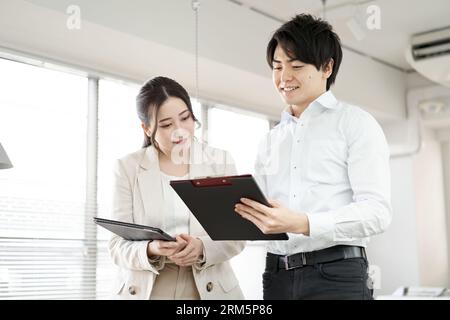 Un uomo d'affari asiatico che rompe il contratto Foto Stock