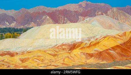 Panorama dei tre strati delle montagne dell'arcobaleno, geopark di Zhangye Danxia, Cina. Immagine ravvicinata Foto Stock