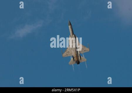 Bildnummer: 60728689 Datum: 18.11.2013 Copyright: imago/Xinhua (131118) -- DUBAI, 18 novembre 2013 (Xinhua) -- Un caccia JF-17 vola ad uno spettacolo aerobatico durante il Dubai Airshow a Dubai, Emirati Arabi Uniti, 18 novembre 2013. Il JF-17 Thunder Aircraft, co-sviluppato dalla Pakistan Air Force (PAF) e dalla China Aero-Technology Import Export Corporation (Catic), ha partecipato al 13° Dubai Airshow sia con display statico che aereo. (Xinhua/cui Xinyu) UAE-DUBAI-AIRSHOW PUBLICATIONxNOTxINxCHN Wirtschaft Flugshow Luftfahrtmesse xas x0x 2013 quer 60728689 Data 18 11 2013 Copyright Imago XINHU Foto Stock