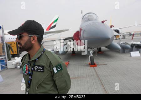 Bildnummer: 60728686 Datum: 17.11.2013 Copyright: imago/Xinhua DUBAI, 17 novembre 2013 (Xinhua) -- Un soldato pakistano guardia un combattente JF-17 durante il Dubai Airshow a Dubai, Emirati Arabi Uniti, 17 novembre 2013. Il JF-17 Thunder Aircraft, co-sviluppato dalla Pakistan Air Force (PAF) e dalla China Aero-Technology Import Export Corporation (Catic), ha partecipato al 13° Dubai Airshow sia con display statico che aereo. (Xinhua/cui Xinyu) UAE-DUBAI-AIRSHOW PUBLICATIONxNOTxINxCHN Wirtschaft Flugshow Luftfahrtmesse xas x0x 2013 quer premiumd 60728686 Data 17 11 2013 Copyright Imago XINHUA Dub Foto Stock