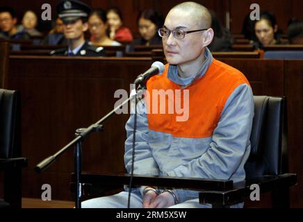 Bildnummer: 60729756 Datum: 19.11.2013 Copyright: imago/Xinhua (131119) - PECHINO, 19 novembre 2013 (Xinhua) - Han lei (R), che ha presentato un ricorso dopo aver ricevuto la pena di morte, è sotto processo presso la Corte superiore del popolo di Pechino, capitale della Cina, 19 novembre 2013. Han lei, 39 anni, afferrò una ragazza dalla sua carrozza e la scagliò al suolo nel distretto di Daxing a Pechino il 23 luglio dopo una discussione con sua madre su un parcheggio. La ragazza è stata gravemente ferita ed è morta giorni dopo nonostante il trattamento. Han è stato condannato a morte dalla Corte Popolare Intermediata di Pechino No.1 il 25 settembre, su cha Foto Stock