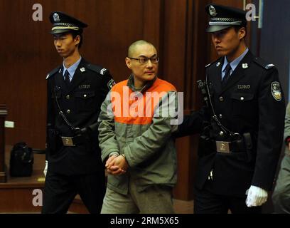 Bildnummer: 60729754 Datum: 19.11.2013 Copyright: imago/Xinhua (131119) - PECHINO, 19 novembre 2013 (Xinhua) - Han lei, che ha presentato un ricorso dopo aver ricevuto la pena di morte, viene portato in tribunale presso la Corte superiore del popolo di Pechino, capitale della Cina, 19 novembre 2013. Han lei, 39 anni, afferrò una ragazza dalla sua carrozza e la scagliò al suolo nel distretto di Daxing a Pechino il 23 luglio dopo una discussione con sua madre su un parcheggio. La ragazza è stata gravemente ferita ed è morta giorni dopo nonostante il trattamento. Han è stato condannato a morte dalla Corte Popolare Intermediata di Pechino n° 1 a settembre Foto Stock