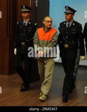 Bildnummer: 60729755 Datum: 19.11.2013 Copyright: imago/Xinhua (131119) - PECHINO, 19 novembre 2013 (Xinhua) - Han lei, che ha presentato un ricorso dopo aver ricevuto la pena di morte, viene portato in tribunale presso la Corte superiore del popolo di Pechino, capitale della Cina, 19 novembre 2013. Han lei, 39 anni, afferrò una ragazza dalla sua carrozza e la scagliò al suolo nel distretto di Daxing a Pechino il 23 luglio dopo una discussione con sua madre su un parcheggio. La ragazza è stata gravemente ferita ed è morta giorni dopo nonostante il trattamento. Han è stato condannato a morte dalla Corte Popolare Intermediata di Pechino n° 1 a settembre Foto Stock