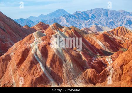 Colourful Hills Scenic Area di Zhangye National Geopark (Zhangye Danxia). La Danxia è un paesaggio famoso a Zhangye, Gansu, Cina. Foto al tramonto Foto Stock