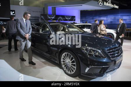 Bildnummer: 60738430 Datum: 20.06.2013 Copyright: imago/Xinhua LOS ANGELES, 20 novembre 2013 (Xinhua) -- Una Mercedes-Benz S65 AMG è in mostra durante il Los Angeles Auto Show 2013 tenutosi a Los Angeles, negli Stati Uniti, il 20 novembre 2013. Lo spettacolo sarà aperto al pubblico dal 22 novembre al 1 dicembre. (Xinhua/Yang lei)(jl) U.S.-LOS ANGELES-AUTO SHOW PUBLICATIONxNOTxINxCHN Wirtschaft Autoindustrie Auto xns x0x 2013 quer premiumd 60738430 Data 20 06 2013 Copyright Imago XINHUA Los Angeles 20 novembre 2013 XINHUA una Mercedes Benz S65 AMG È IN mostra durante il Los Angeles Car Show Hero 2013 a Los Ang Foto Stock