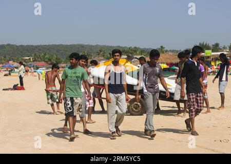 Bildnummer: 60743320 Datum: 22.11.2013 Copyright: imago/Xinhua (131122) -- Goa, 22 novembre 2013 (Xinhua) -- i turisti camminano sulla spiaggia di Baga a Goa, India sud-occidentale, il 22 novembre 2013. L'alta stagione turistica è iniziata nello Stato di Goa dell'India sud-occidentale a novembre. Le spiagge e il clima mite in inverno rendono Goa una delle destinazioni turistiche più calde dell'India meridionale, attirando turisti nazionali e internazionali. (Xinhua/Zheng Huansong) INDIA-GOA-TOURISM PUBLICATIONxNOTxINxCHN Gesellschaft Tourist Urlaub Freizeit Freizeitaktivitaeten Strandurlaub x0x xrj 2013 quer Foto Stock