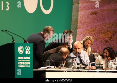 Bildnummer: 60746747 Datum: 23.11.2013 Copyright: imago/Xinhua (131123) -- VARSAVIA, 23 novembre 2013 (Xinhua) -- Marcin Korolec (C), presidente della COP19/CMP9 partecipa a una sessione di riunione durante la conferenza ONU sui cambiamenti climatici del 2013 a Varsavia, in Polonia, il 23 novembre 2013. I colloqui sul clima delle Nazioni Unite durati due settimane sono stati ritardati di oltre 12 ore a causa di stallo tra i paesi sviluppati e quelli in via di sviluppo in materia di finanziamento del clima, meccanismo di perdita e danno e tabella di marcia per fare promesse di riduzione delle emissioni. (Xinhua/Zhang fan) CONFERENZA POLONIA-VARSAVIA-CAMBIAMENTO CLIMATICO PUBLICATIONxNOTxINxCHN Politik x0x kg 2013 Foto Stock