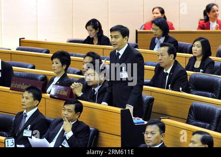 Bildnummer: 60758311 Datum: 26.11.2013 Copyright: imago/Xinhua (131126) -- BANGKOK, 26 novembre 2013 (Xinhua) -- l'ex Premier Abhisit Vejjajiva partecipa al dibattito del primo ministro tailandese Yingluck Shinawatra presso il Parlamento di Bangkok, Thailandia, 26 novembre 2013. (Xinhua/Rachen Sageamsak) THAILANDIA-BANGKOK-PM-DIBATTITO PUBLICATIONxNOTxINxCHN People Politik x0x xkg 2013 quer premiumd Foto Stock