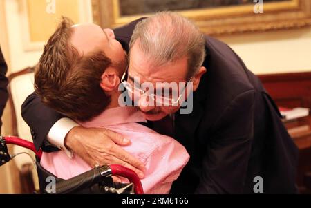 Bildnummer: 60759611 Datum: 25.11.2013 Copyright: imago/Xinhua il Presidente della Repubblica Dominicana Danilo Medina (R) abbraccia il relatore internazionale, Nick Vujicic, al Palazzo Nazionale, a Santo Domingo, capitale della Repubblica Dominicana, il 25 novembre 2013. Nick Vujicic, nato senza arti, è conosciuto come un oratore che tiene discorsi motivazionali in tutto il mondo. (Xinhua/Presidenza della Repubblica DOMINICANA) REPUBBLICA DOMINICANA-SANTO DOMINGO-MEETING PUBLICATIONxNOTxINxCHN People Politik x0x xkg 2013 quer Foto Stock