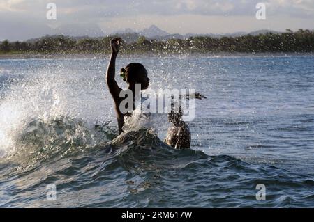 Bildnummer: 60759655 Datum: 26.11.2013 Copyright: imago/Xinhua (131126) -- ANTANANARIVO, 26 novembre 2013 (Xinhua) -- Una coppia locale gioca nell'Oceano Indiano a Sambava, nord-est del Madagascar, il 23 novembre 2013. (Xinhua/he Xianfeng) MADAGASCAR-SAMBAVA-DAILY LIFE PUBLICATIONxNOTxINxCHN xns x0x 2013 quer Foto Stock