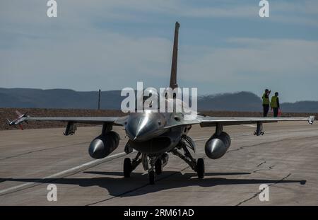 Bildnummer: 60759989 Datum: 25.11.2013 Copyright: imago/Xinhua un F-16 Falcon ritorna in un hangar dopo un'esercitazione multinazionale presso la Ovda Air base nel sud di Israele, il 25 novembre 2013. Un'esercitazione militare internazionale è andata in alto lunedì, mentre aerei da guerra di quattro nazioni si tuffavano continuamente dalla base aerea di Ovda nel sud di Israele. Piloti di caccia e equipaggi di terra provenienti da Stati Uniti, Italia e Grecia partecipano alla Blue Flag, la prima esercitazione multinazionale ospitata dall'Aeronautica militare israeliana (IAF) da quando ha iniziato il cross-training con controparti straniere 15 anni fa. Foto Stock