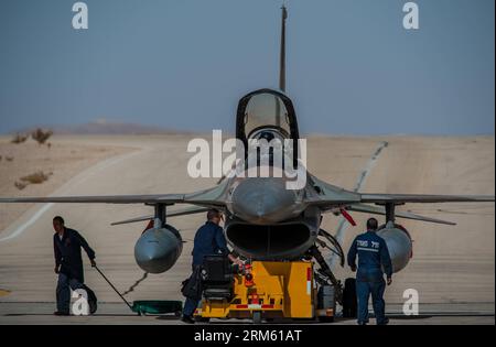 Bildnummer: 60759998 Datum: 25.11.2013 Copyright: imago/Xinhua un F-15 Eagle dell'Aeronautica militare israeliana (IAF) ritorna in un hangar dopo un'esercitazione multinazionale presso la base aerea di Ovda nel sud di Israele, il 25 novembre 2013. Un'esercitazione militare internazionale è andata in alto lunedì, mentre aerei da guerra di quattro nazioni si tuffavano continuamente dalla base aerea di Ovda nel sud di Israele. Piloti di caccia ed equipaggi di terra provenienti da Stati Uniti, Italia e Grecia stanno partecipando a Blue Flag, la prima esercitazione multinazionale ospitata dall'Aeronautica militare israeliana (IAF) da quando ha iniziato l'addestramento incrociato con il cannone straniero Foto Stock