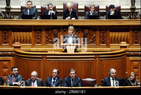 Bildnummer: 60760953 Datum: 26.11.2013 Copyright: imago/Xinhua (131126) -- LISBONA, 26 novembre 2013 (Xinhua) -- il ministro delle finanze portoghese Maria Luis Albuquerque (C) interviene durante una sessione del Parlamento per votare il progetto di bilancio 2014 del governo a Lisbona, Portogallo, 26 novembre 2013. Il Parlamento portoghese ha adottato martedì il difficile progetto di bilancio 2014 per salvare il paese di salvataggio circa 3,9 miliardi di euro (5,29 dollari USA) attraverso tagli alla spesa e aumento delle tasse in mezzo a forti proteste. (Xinhua/Zhang Liyun) PORTOGALLO-LISBONA-2014 PROGETTO DI BILANCIO ADOTTATO PUBLICATIONxNOTxINxCHN People Politik xns x0x 2013 Foto Stock