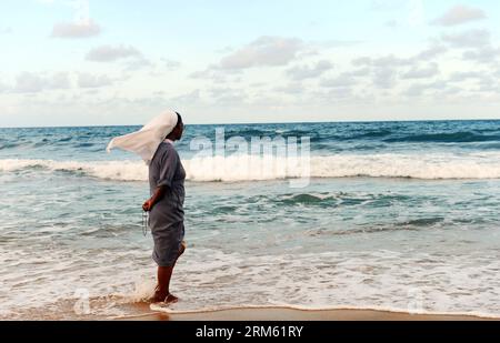 Bildnummer: 60765213 Datum: 28.11.2013 Copyright: imago/Xinhua (131128) -- PECHINO, 28 novembre 2013 (Xinhua) -- Una donna guarda il mare sulla spiaggia di Sambava, Madagascar, 20 novembre 2013. (Xinhua/Wu Xiaoling) (zhf) MADAGASCAR-SAMBAVA-LANDSCAPE PUBLICATIONxNOTxINxCHN xcb x0x 2013 quer Foto Stock