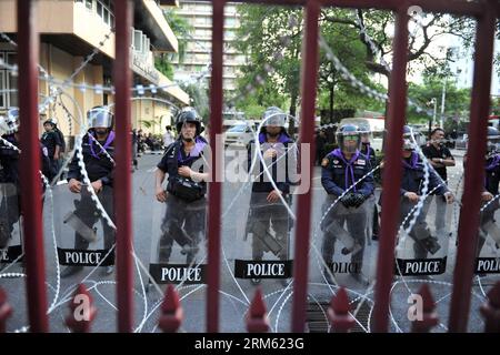 Bildnummer: 60767535 Datum: 28.11.2013 Copyright: imago/Xinhua BANGKOK, 28 novembre 2013 i poliziotti antisommossa stanno di guardia dietro filo spinato al Royal Police Bureau di Bangkok, capitale della Thailandia, il 28 novembre 2013. I manifestanti si sono riuniti giovedì presso il Ministero della difesa, il Ministero dell'istruzione e il Royal Police Bureau di Bangkok. Giovedì il primo ministro tailandese Yingluck Shinawatra ha invitato i manifestanti anti-governativi a tenere un dialogo con il governo per trovare una via d'uscita dal tumulto politico. (Xinhua/Gao Jianjun) THAILANDIA-BANGKOK-RALLY PUBLICATIONxNOTxINxCHN Politik Demo Protest x Foto Stock