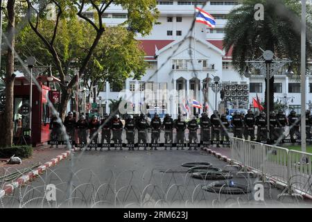 Bildnummer: 60767531 Datum: 28.11.2013 Copyright: imago/Xinhua BANGKOK, 28 novembre 2013 i poliziotti antisommossa stanno di guardia dietro filo spinato al Royal Police Bureau di Bangkok, capitale della Thailandia, il 28 novembre 2013. I manifestanti si sono riuniti giovedì presso il Ministero della difesa, il Ministero dell'istruzione e il Royal Police Bureau di Bangkok. Giovedì il primo ministro tailandese Yingluck Shinawatra ha invitato i manifestanti anti-governativi a tenere un dialogo con il governo per trovare una via d'uscita dal tumulto politico. (Xinhua/Gao Jianjun) THAILANDIA-BANGKOK-RALLY PUBLICATIONxNOTxINxCHN Politik Demo Protest x Foto Stock