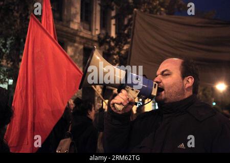 Bildnummer: 60775691 Datum: 30.11.2013 Copyright: imago/Xinhua i manifestanti antifascisti gridano slogan durante una protesta come risposta a quello cui hanno partecipato i sostenitori del partito di estrema destra Golden Dawn nel centro di Atene, in Grecia. 30 novembre 2013. (Xinhua/Marios Lolos) GRECIA-ATENE-DIMOSTRAZIONE PUBLICATIONxNOTxINxCHN Gesellschaft Politik GRE Demo Protest premiumd xcb x0x 2013 quer Foto Stock