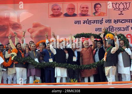 Bildnummer: 60776436 Datum: 30.11.2013 Copyright: imago/Xinhua partito indiano Bharatiya Janata (BJP) candidato primo ministro Narendra modi (4 ° fronte R), candidato capo ministeriale BJP Harsh Vardhan (5 ° fronte R), leader senior BJP Vijay Goel (6 ° fronte R) presentano una ghirlanda di sostenitori a una manifestazione elettorale a Delhi Est, India, il 30 novembre 2013. (Xinhua/Partha Sarkar) (dzl) INDIA-NUOVA DELHI-ELECTION-BJP PUBLICATIONxNOTxINxCHN People Politik xdp x0x 2013 quer Foto Stock