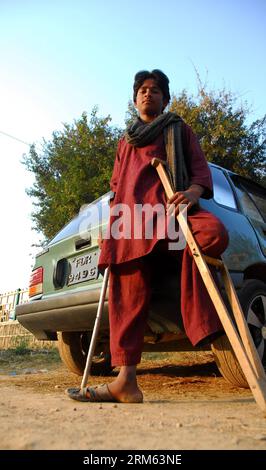 Bildnummer: 60788747 Datum: 03.12.2013 Copyright: imago/Xinhua (131203) -- ISLAMABAD, 3 dicembre 2013 (Xinhua) -- Un ragazzo disabile posa per una foto in un parco pubblico nella giornata internazionale delle persone con disabilità a Islamabad, capitale del Pakistan, il 3 dicembre 2013. (Xinhua/Saadia Seher) PAKISTAN-ISLAMABAD-giornata internazionale delle persone con disabilità PUBLICATIONxNOTxINxCHN Gesellschaft Behinderung Internationaler Tag der Menschen mit Behinderung xsp x1x 2013 hoch Foto Stock