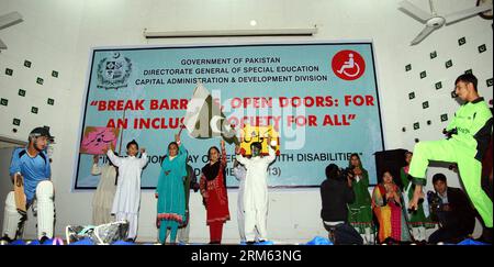 (131203) -- ISLAMABAD, 3 dicembre 2013 (Xinhua) -- i bambini disabili si esibiscono durante una cerimonia in occasione della giornata internazionale delle persone con disabilità a Islamabad, capitale del Pakistan, il 3 dicembre 2013. (Xinhua/Saadia Seher) PAKISTAN-ISLAMABAD-giornata internazionale delle persone con disabilità PUBLICATIONxNOTxINxCHN Foto Stock