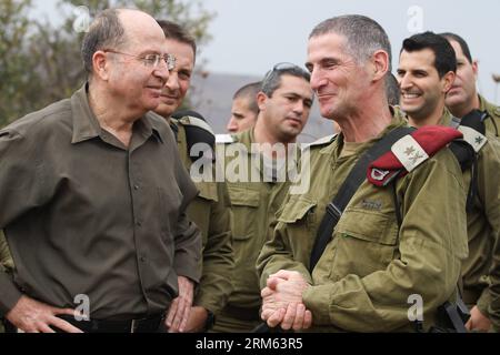 Bildnummer: 60789558 Datum: 03.12.2013 Copyright: imago/Xinhua (131203) -- GOLAN HEIGHTS, 3 dicembre 2013 (Xinhua) -- il ministro della difesa israeliano Moshe Ya alon (1st L) sorride durante un'ispezione della base militare delle forze di difesa israeliane (IDF) alle alture del Golan, il 3 dicembre 2013. Il ministro della difesa israeliano Moshe Ya alon ha detto martedì che Israele fornisce assistenza umanitaria ai cittadini siriani nei villaggi vicino al confine con lo Stato ebraico, hanno riferito i media locali. (Xinhua/JINI) MIDEAST-GOLAN HEIGHTS-Ya ALON-SYRIA PUBLICATIONxNOTxINxCHN People Politik Militär premiumd xsp x0x 2013 quer Foto Stock