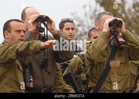 Bildnummer: 60789557 Datum: 03.12.2013 Copyright: imago/Xinhua (131203) -- GOLAN HEIGHTS, 3 dicembre 2013 (Xinhua) -- il ministro della difesa israeliano Moshe Ya alon (2nd L, Front) ispeziona la base militare delle forze di difesa israeliane (IDF) alle alture del Golan, il 3 dicembre 2013. Il ministro della difesa israeliano Moshe Ya alon ha detto martedì che Israele fornisce assistenza umanitaria ai cittadini siriani nei villaggi vicino al confine con lo Stato ebraico, hanno riferito i media locali. (Xinhua/JINI) MIDEAST-GOLAN HEIGHTS-Ya ALON-SYRIA PUBLICATIONxNOTxINxCHN People Politik Militär premiumd xsp x0x 2013 quer Foto Stock