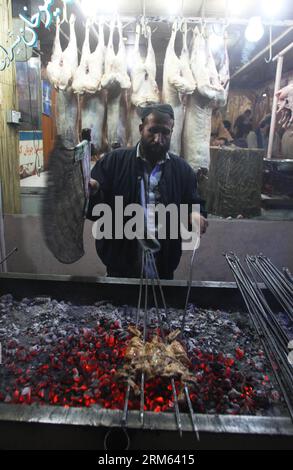 Bildnummer: 60791402 Datum: 04.12.2013 Copyright: imago/Xinhua (131204) - KABUL, 4 dicembre 2013 (Xinhua) - Un uomo prepara cibo per i clienti in un ristorante a Kabul, Afghanistan, il 4 dicembre 2013. (Xinhua/Ahmad Massoud) AFGHANISTAN-KABUL-DAILY LIFE PUBLICATIONxNOTxINxCHN Gesellschaft x2x xkg 2013 Hoch o0 Land Leute Grillen Grill Fleisch Brot Foto Stock