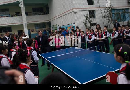 Bildnummer: 60792644 Datum: 04.12.2013 Copyright: imago/Xinhua (131204) -- CHENGDU, 4 dicembre 2013 (Xinhua) -- il primo ministro britannico David Cameron (C Rear) gioca a ping pong con i bambini alla Longjiang Road Primary School di Chengdu, capitale della provincia del Sichuan della Cina sud-occidentale, 4 dicembre 2013. (Xinhua/Xue Yubin) (wjq) CHINA-SICHUAN-CHENGDU-BRITISH PM-VISIT (CN) PUBLICATIONxNOTxINxCHN people xas x0x 2013 quer Aufmacher Premiumd Foto Stock