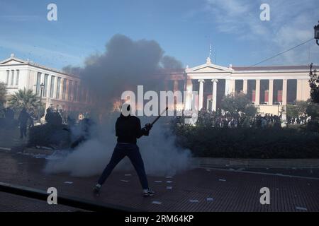 Bildnummer: 60802545 Datum: 06.12.2013 Copyright: imago/Xinhua (131206) -- ATENE, 6 dicembre 2013 (Xinhua) -- i giovani greci si scontrano con la polizia ad Atene il 6 dicembre 2013 durante una massiccia dimostrazione da parte di studenti delle scuole superiori che commemorano la fatale sparatoria della polizia del quindicenne Alexandros Grigoropoulos il 6 dicembre 2008. (Xinhua/Marios Lolos) GRECIA-ATENE-DIMOSTRAZIONE PUBLICATIONxNOTxINxCHN Politik Ausschreitungen x0x xsk 2013 quer Aufmacher premiumd Foto Stock