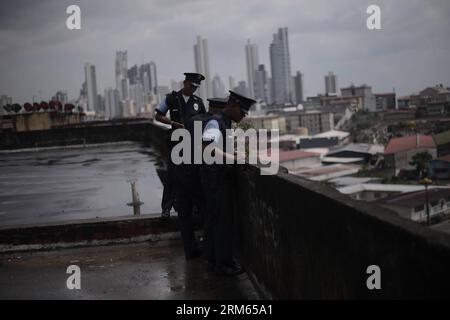 Bildnummer: 60806879 Datum: 05.12.2013 Copyright: imago/Xinhua (131207) -- PANAMA CITY, 5 dicembre 2013 (Xinhua) -- immagine scattata il 5 dicembre 2013 mostra i membri dell'unità comunitaria preventiva (UPC, il suo acronimo in spagnolo) della guardia di polizia nazionale il tetto di un condominio nel quartiere Curundu di Panama City, capitale di Panama. Il quartiere Curundu, situato nel centro di Panama City e considerato uno dei quartieri più pericolosi a causa dell'alto livello di criminalità, ha registrato un calo della quantità di criminalità dall'inizio del progetto di alloggi calle Foto Stock