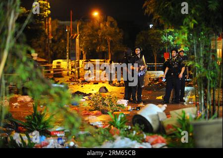 Bildnummer: 60807942 Datum: 09.12.2013 Copyright: imago/Xinhua oggi, i lavoratori migranti si ribellano nella zona di Little India a Singapore rovesciando e bruciando alcuni veicoli della polizia. Di Xinhua, poi Chih Wey SINGAPORE-LITTLE INDIA-RIOT PUBLICATIONxNOTxINxCHN Politik Protest Demo Ausschreitungen xas x0x 2013 quer premiumd Foto Stock