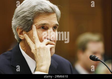 Bildnummer: 60815598 Datum: 10.12.2013 Copyright: imago/Xinhua (131210) -- WASHINGTON D.C., 10 dicembre 2013 -- il Segretario di Stato americano John Kerry testimonia durante un'udienza davanti alla Commissione per gli affari Esteri della camera degli Stati Uniti sull'accordo nucleare con l'Iran a Washington D.C., negli Stati Uniti, il 10 dicembre 2013. (Xinhua/Fang Zhe) US-WASHINGTON-AFFARI ESTERI-IRAN-NUCLEAR PUBLICATIONxNOTxINxCHN people xas x0x 2013 quer premiumd Foto Stock