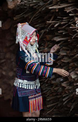 Bellissima ragazza della tribù delle colline Akha a Doi Mae Salong, Chiang Rai. Foto Stock