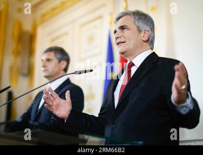 Bildnummer: 60822126 Datum: 12.12.2013 Copyright: imago/Xinhua (131212) -- VIENNA, 12 dicembre 2013 (Xinhua) -- Werner Faymann (R), leader del Partito socialdemocratico d'Austria (SPOe) e Cancelliere austriaco, e il Vice-Cancelliere Michael Spindelegger del Partito Popolare d'Austria (OeVP) partecipano a una conferenza stampa a Vienna, in Austria, il 12 dicembre 2013. Lo SPOe e l'OeVP giovedì hanno raggiunto un accordo per formare un grande governo di coalizione. (Xinhua/Cancelleria austriaca) AUSTRIA-VIENNA-GRANDI PARTITI-GRANDE COALIZIONE PUBLICATIONxNOTxINxCHN persone Politik xns x0x 2013 quer premiumd Foto Stock