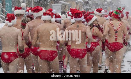 Bildnummer: 60831910 Datum: 14.12.2013 Copyright: imago/Xinhua i partecipanti al costume da bagno corrono durante la corsa di Toronto Santa Speedo 2013 a Toronto, Canada, 14 dicembre 2013. L'evento richiedeva ai partecipanti di correre 5 miglia in costume da bagno per raccogliere fondi per bambini malati. (Xinhua/Zou Zheng) (lmz) CANADA-TORONTO-SANTA-RUN PUBLICATIONxNOTxINxCHN Weihnachten kurios Komik nackt premiumd x0x xds 2013 quer Foto Stock