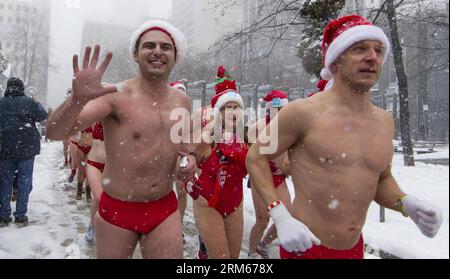 Bildnummer: 60831909 Datum: 14.12.2013 Copyright: imago/Xinhua i partecipanti al costume da bagno corrono durante la corsa di Toronto Santa Speedo 2013 a Toronto, Canada, 14 dicembre 2013. L'evento richiedeva ai partecipanti di correre 5 miglia in costume da bagno per raccogliere fondi per bambini malati. (Xinhua/Zou Zheng) (lmz) CANADA-TORONTO-SANTA-RUN PUBLICATIONxNOTxINxCHN Weihnachten kurios Komik nackt premiumd x0x xds 2013 quer Foto Stock