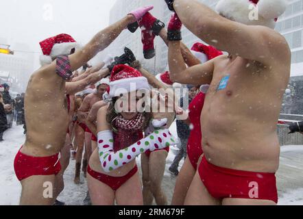 Bildnummer: 60831913 Datum: 14.12.2013 Copyright: imago/Xinhua i partecipanti in costume da bagno celebrano dopo la 2013 corsa di Santa Speedo a Toronto, Canada, 14 dicembre 2013. L'evento richiedeva ai partecipanti di correre 5 miglia in costume da bagno per raccogliere fondi per bambini malati. (Xinhua/Zou Zheng) (lmz) CANADA-TORONTO-SANTA-RUN PUBLICATIONxNOTxINxCHN Weihnachten kurios Komik nackt premiumd x0x xds 2013 quer Foto Stock