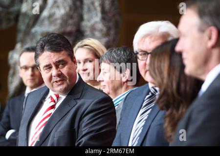 Bildnummer: 60832977 Datum: 15.12.2013 Copyright: imago/Xinhua (131215) -- BERLINO, 15 dicembre 2013 (Xinhua) -- Ministro della nuova economia e dell'energia, Sigmar Gabriel, leader dell'SPD (fronte, L), parla con altri politici dell'SPD durante una conferenza stampa a Berlino, in Germania, 15 dicembre 2013. Il Partito Socialdemocratico tedesco (SPD) ha formalmente annunciato i suoi membri del governo domenica, un giorno dopo che i membri del partito hanno votato per entrare in una grande coalizione con i conservatori del Cancelliere Angela Merkel. (Xinhua/Zhang fan) (djj) GERMANIA-BERLINO-SPD-MEMBRI DEL GABINETTO PUBLICATIONxNOTxINxCHN People Politik x0x xkg 2013 quer premiu Foto Stock