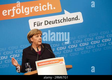 Bildnummer: 60833544 Datum: 15.12.2013 Copyright: imago/Xinhua (131215) -- BERLINO, 15 dicembre 2013 (Xinhua) -- la cancelliera tedesca Angela Merkel parla durante una conferenza stampa a Berlino, 15 dicembre 2013. I conservatori della Merkel e il loro partner di coalizione, il Partito Socialdemocratico di centro-sinistra (SPD), hanno svelato le loro scelte per il nuovo governo domenica, che presterà giuramento con Merkel che presterà servizio alla carica di Cancelliere in un terzo mandato. (Xinhua/Zhang fan) GERMANIA-BERLINO-CDU-MEMBRI DEL GABINETTO PUBLICATIONxNOTxINxCHN People Politik xcb x0x 2013 quer premiumd Foto Stock