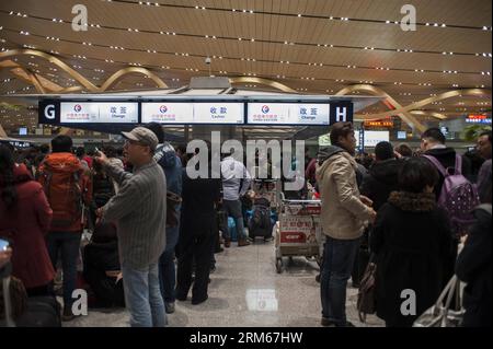 Bildnummer: 60834225 Datum: 15.12.2013 Copyright: imago/Xinhua i passeggeri bloccati attendono in fila per riprogrammare i loro biglietti presso l'edificio del terminal dell'aeroporto di Kunming, capitale della provincia dello Yunnan della Cina sud-occidentale, 15 dicembre 2013. Kunming, la città di Primavera, ha assistito a una nevicata da domenica a lunedì presto a causa dell'avvento di una forte aria fredda. La neve ha iniziato a colpire l'aeroporto alle 9 (0100 GMT) di domenica. Fino a 259 voli sono stati cancellati a mezzanotte di domenica, secondo l'aeroporto. (Xinhua/Zhang Keren) (wjq) CHINA-KUNMING-NEVICATE-AIRPORT CONDITION (CN) PUBLICATIONx Foto Stock