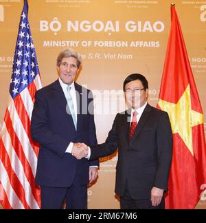 Bildnummer: 60835063 Datum: 16.12.2013 Copyright: imago/Xinhua (131216) -- HANOI, 16 dicembre 2013 (Xinhua) -- il segretario di Stato americano John Kerry (L) stringe la mano al vice primo ministro vietnamita e ministro degli Esteri Pham Binh Minh ad Hanoi, capitale del Vietnam, 16 dicembre 2013. (Xinhua/VNA)(hy) VIETNAM-HANOI-US-DIPLOMACY PUBLICATIONxNOTxINxCHN People Politik xcb x0x 2013 quadrat premiumd Foto Stock