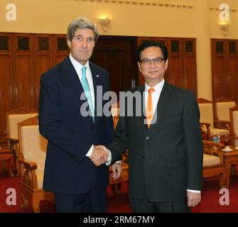 Bildnummer: 60835249 Datum: 16.12.2013 Copyright: imago/Xinhua (131216) -- HANOI, 16 dicembre 2013 (Xinhua) -- il segretario di Stato americano John Kerry (L) stringe la mano al primo ministro vietnamita Nguyen Tan Dung ad Hanoi, capitale del Vietnam, 16 dicembre 2013. (Xinhua/VNA)(hy) VIETNAM-HANOI-US-DIPLOMACY PUBLICATIONxNOTxINxCHN People Politik xns x0x 2013 quadrat premiumd Foto Stock