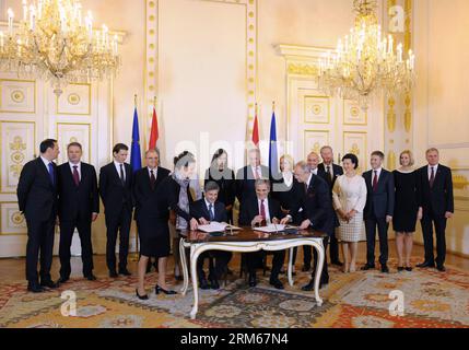 Bildnummer: 60835858 Datum: 16.12.2013 Copyright: imago/Xinhua il Cancelliere austriaco Werner Faymann (2° R, fronte) insieme al Vice-Cancelliere Michael Spindelegger (2° L, fronte) firmano un piano di lavoro per i prossimi 5 anni a Vienna, in Austria, 16 dicembre 2013. Il nuovo governo del Cancelliere austriaco Werner Faymann ha giurato lunedì a Vienna, dando il via ad un secondo mandato quinquennale della grande coalizione. (Xinhua/Qian Yi) (srb) AUSTRIA-VIENNA-NEW GOVERNMENT-SWORNING IN PUBLICATIONxNOTxINxCHN People Politik Angelobung xns x0x 2013 quer Aufmacher Premiumd Foto Stock