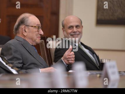 (131216) -- WASHINGTON D.C., 16 dicembre 2013 (Xinhua) -- il presidente della Federal Reserve Ben Bernanke (R) chiacchiera con l'ex presidente della Federal Reserve Alan Greenspan durante la commemorazione del centenario della Federal Reserve negli edifici della Federal Reserve a Washington D.C., capitale degli Stati Uniti, 16 dicembre 2013. (Xinhua/Zhang Jun) US-WASHINGTON-FED-CENTENNIAL PUBLICATIONxNOTxINxCHN Washington D C DEC 16 2013 XINHUA presidente della Federal Reserve degli Stati Uniti Ben Bernanke r chiacchiera con l'ex presidente della Federal Reserve Alan Greenspan durante la commemorazione del Centenario della Federal Reserve degli Stati Uniti PRESSO il Federal Reserv Foto Stock